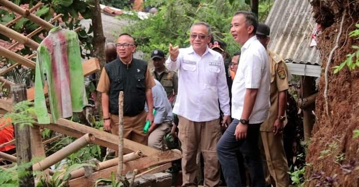 Pj Gubernur Tinjau Lokasi Bencana Cibadak, Wabub Tegaskan Pentingnya Logistik dan Kesehatan