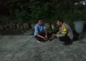 Bhabinkamtibmas Blusukan Malam Untuk Mengunjungi Salah Satu Warganya