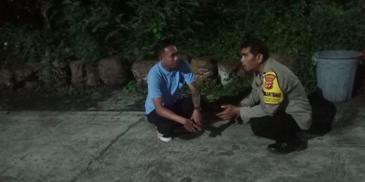 Bhabinkamtibmas Blusukan Malam Untuk Mengunjungi Salah Satu Warganya