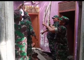 Koramil 0607-03/Baros Dim 0607/Kota Sukabumi Gelar Karya Bhakti TNI Di Lokasi Bencana Angin Puting Beliung