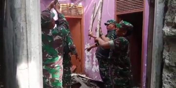 Koramil 0607-03/Baros Dim 0607/Kota Sukabumi Gelar Karya Bhakti TNI Di Lokasi Bencana Angin Puting Beliung