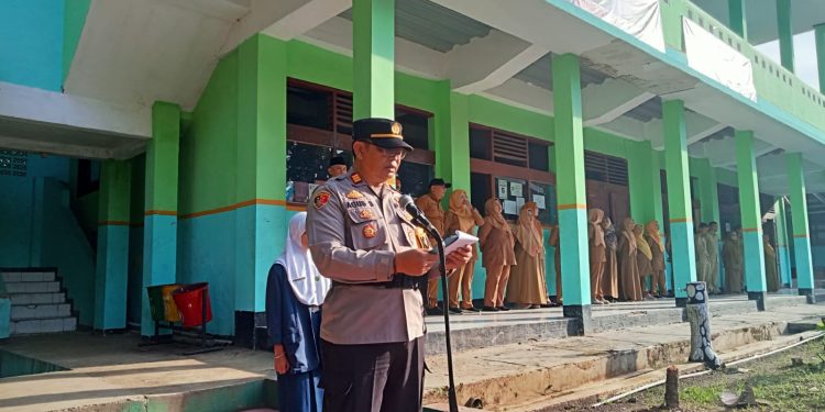 Kapolsek Lembursitu Pembina Upacara di SMPN 13, Sampaikan Himbauan Kamtibmas