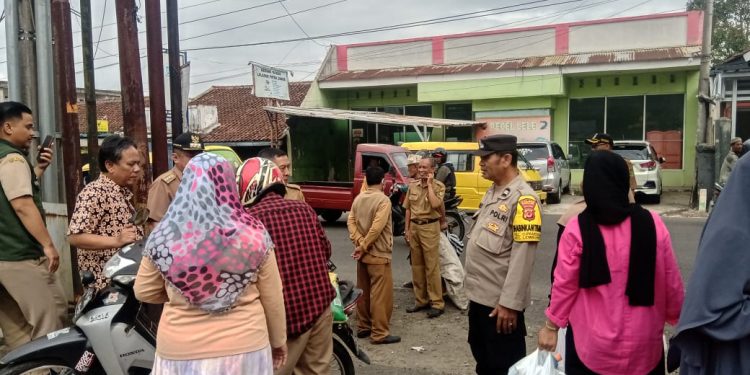 Memberikan Rasa Aman Dan Nyaman Terhadap Kehadiran Polisi Di Bazar Di Kantor Kecamatan Lembursitu