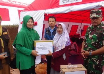 Persit Kodim 0607/ Kota Sukabumi Berikan Bantuan Kepada Korban Bencana Tanah Longsor Cibadak