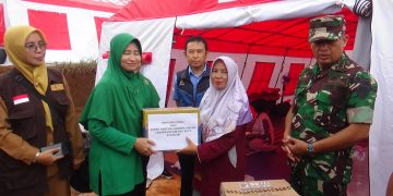 Persit Kodim 0607/ Kota Sukabumi Berikan Bantuan Kepada Korban Bencana Tanah Longsor Cibadak