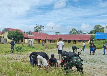 Berikan Edukasi Pentingnya Gotong Royong, Satgas Yonif 310/KK Ajak Pelajar Bersihkan Lingkungan Sekolah