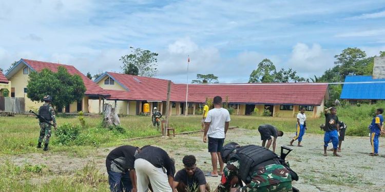 Berikan Edukasi Pentingnya Gotong Royong, Satgas Yonif 310/KK Ajak Pelajar Bersihkan Lingkungan Sekolah