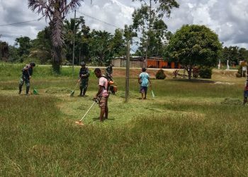 Satgas Yonif 310/KK Bersama Warga Lakukan Karya Bakti Di Gedung Serbaguna Ev. Philipus Yamanda