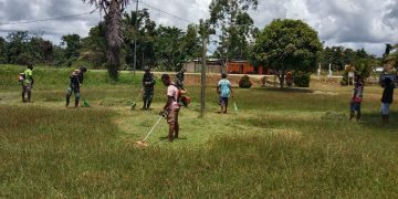 Satgas Yonif 310/KK Bersama Warga Lakukan Karya Bakti Di Gedung Serbaguna Ev. Philipus Yamanda