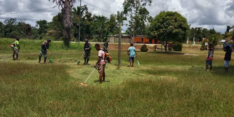 Satgas Yonif 310/KK Bersama Warga Lakukan Karya Bakti Di Gedung Serbaguna Ev. Philipus Yamanda