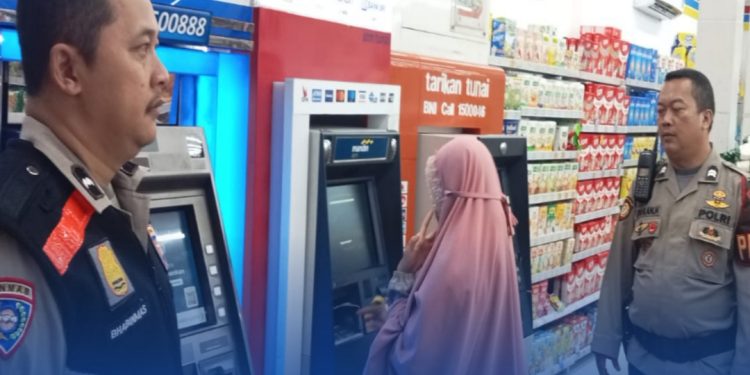 Pantau Dan Cek Mesin ATM Oleh PS Kanit Samapta Bersama Bhabinkamtibmas Polsek Lembursitu