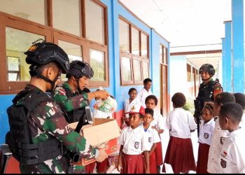 Satgas Yonif 310/KK Keliling Kampung Dan Kunjungi Sekolah Bagikan Makanan Untuk Anak-Anak Perbatasan