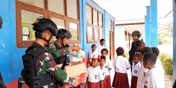 Satgas Yonif 310/KK Keliling Kampung Dan Kunjungi Sekolah Bagikan Makanan Untuk Anak-Anak Perbatasan