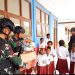 Satgas Yonif 310/KK Keliling Kampung Dan Kunjungi Sekolah Bagikan Makanan Untuk Anak-Anak Perbatasan