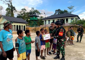 Semarak Piala Asia AFC, Satgas Yonif 310/KK Gelar Pertandingan Mini Soccer Untuk Anak-Anak Perbatasan