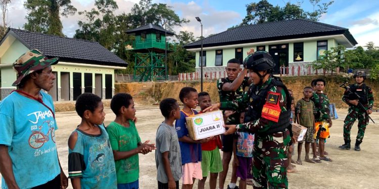 Semarak Piala Asia AFC, Satgas Yonif 310/KK Gelar Pertandingan Mini Soccer Untuk Anak-Anak Perbatasan