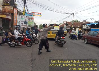 Berikan Pelayanan Kepada Masyarakat, PS Kanit Samapta dan Bhabinkamtibmas Laksanakan Pengaturan Lalu Lintas