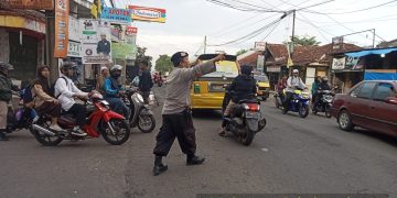 Berikan Pelayanan Kepada Masyarakat, PS Kanit Samapta dan Bhabinkamtibmas Laksanakan Pengaturan Lalu Lintas