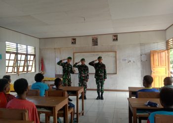 Bekali Kedisiplinan, Satgas Yonif 310/KK Ajarkan Peraturan Baris Berbaris (PBB) Kepada Generasi Muda Papua