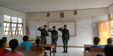 Bekali Kedisiplinan, Satgas Yonif 310/KK Ajarkan Peraturan Baris Berbaris (PBB) Kepada Generasi Muda Papua