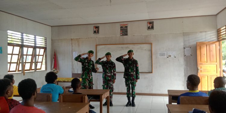 Bekali Kedisiplinan, Satgas Yonif 310/KK Ajarkan Peraturan Baris Berbaris (PBB) Kepada Generasi Muda Papua