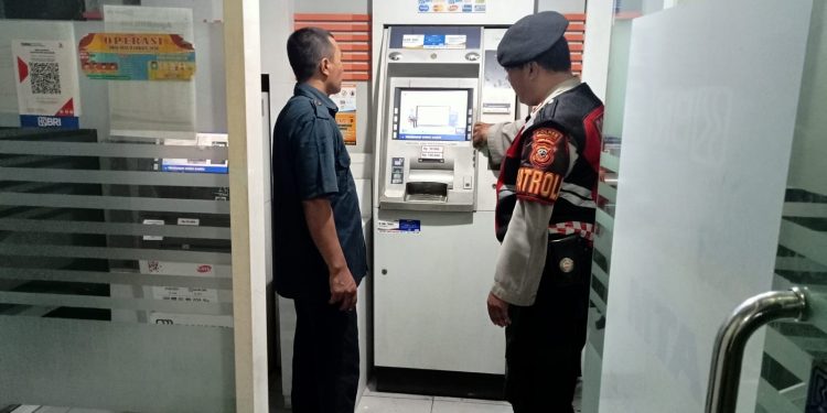 Pantau Dan Cek Mesin ATM oleh PS Kanit Samapta dan Bhabinkamtibmas Polsek Lembursitu Polres Sukabumi Kota