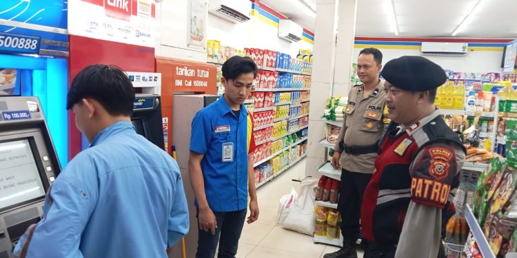 Patroli Sambang Karyawan Alfamart dan Indomaret Beri Himbauan Kamtibmas