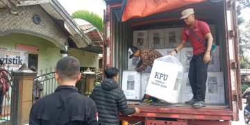 Panwaslucam Warungkiara Lakukan Pengawasan, Tibanya Logistik Kotak Suara Presiden Dan Wakil Presiden