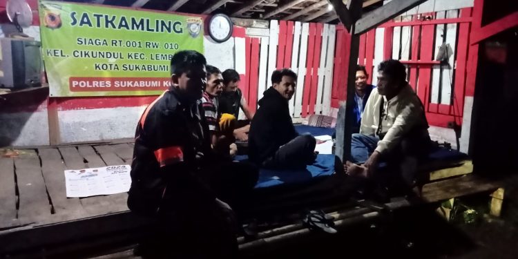 Melalui Sambang Pos Kamling Anggota Polsek Lembursitu Sampaikan Pesan kamtibmas