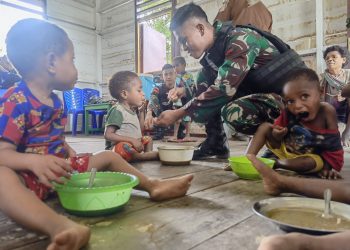 Pemberian Makanan Tambahan Dilakukan Satgas Yonif 310/KK Sebagai Upaya Pencegahan Stunting