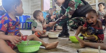 Pemberian Makanan Tambahan Dilakukan Satgas Yonif 310/KK Sebagai Upaya Pencegahan Stunting
