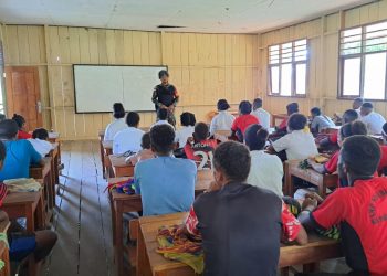 Tingkatkan Semangat Belajar, Satgas Yonif 310/KK Beri Motivasi Pelajar Di Pedalaman Papua