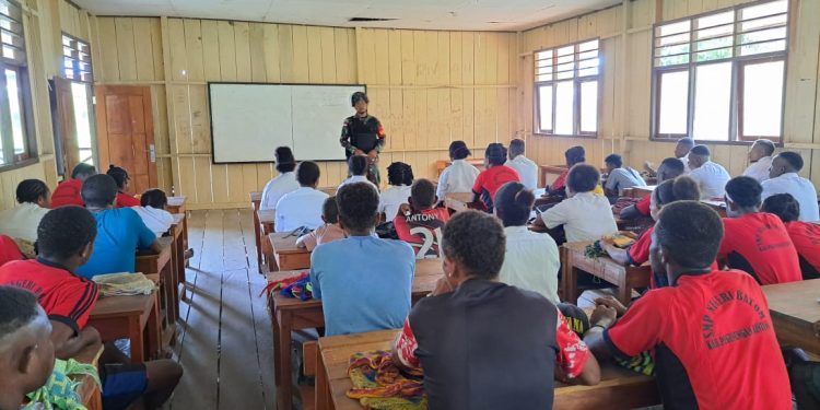 Tingkatkan Semangat Belajar, Satgas Yonif 310/KK Beri Motivasi Pelajar Di Pedalaman Papua