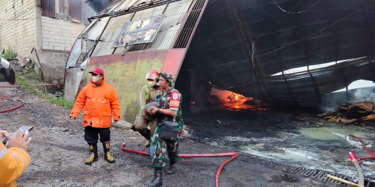 Babinsa Gerak Cepat Bantu Padamkan Kebakaran Pabrik Triplek PT Utama Global Timber