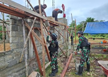 Satgas Yonif 310/KK Bantu Warga Bangun Gereja Dan Pastoran Di Perbatasan