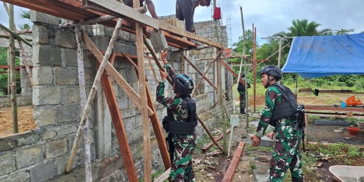 Satgas Yonif 310/KK Bantu Warga Bangun Gereja Dan Pastoran Di Perbatasan