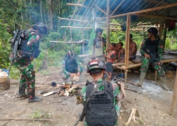 Jalin Kedekatan, Satgas Yonif 310/KK Masak Dan Makan Bersama Warga Usai Berladang