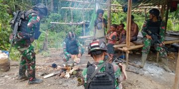 Jalin Kedekatan, Satgas Yonif 310/KK Masak Dan Makan Bersama Warga Usai Berladang