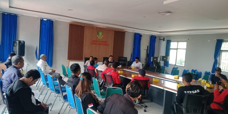 LSM KOMPAK Dan KNPI,Tokoh Masyarakat Cibeureum Datangi Kantor Dinas Sosial Kota Sukabumi