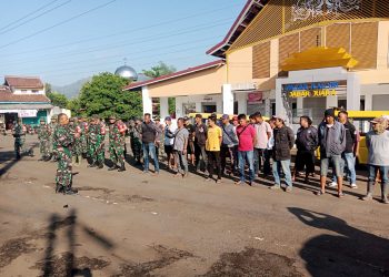 Karya Bakti TNI Bersihkan Lingkungan Pasar Rakyat Jabar Juara Lembursitu Kota Sukabumi
