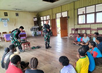 Satgas Yonif 310/KK Ajarkan Penanganan Gigitan Ular Pada Anak-Anak Papua