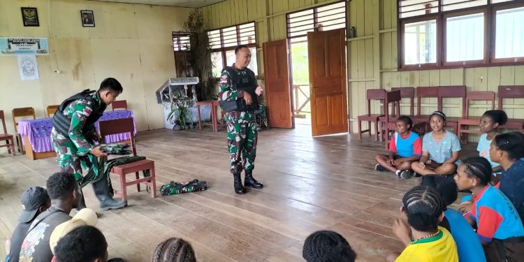 Satgas Yonif 310/KK Ajarkan Penanganan Gigitan Ular Pada Anak-Anak Papua