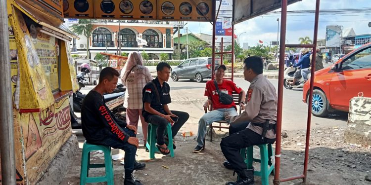 Polsek Lembursitu Lakukan Patroli Dialogis Di Siang Hari, Meningkatkan Keamanan Di Wilayah Binaan