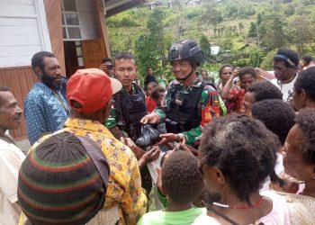 Tali Kasih Di Minggu Berkah, Satgas Yonif 310/KK Bagikan Paket Sembako Usai Ibadah Bersama