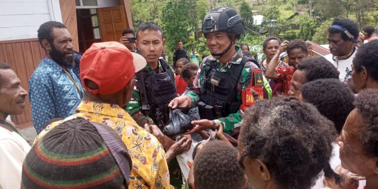 Tali Kasih Di Minggu Berkah, Satgas Yonif 310/KK Bagikan Paket Sembako Usai Ibadah Bersama