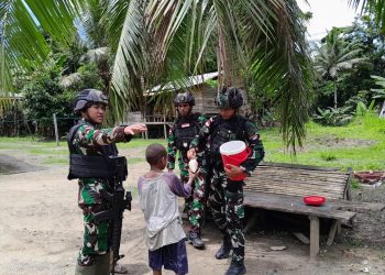 Tingkatkan Imunitas Tubuh, Satgas Yonif 310/KK Bagikan Susu Untuk Anak-Anak Papua