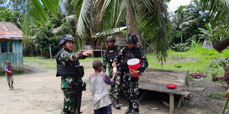 Tingkatkan Imunitas Tubuh, Satgas Yonif 310/KK Bagikan Susu Untuk Anak-Anak Papua