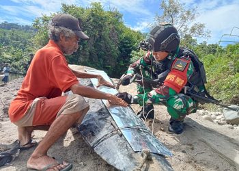 Sampan Warga Rusak, Satgas Yonif 310/KK Bantu Perbaiki