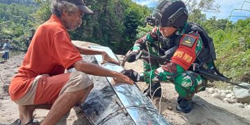 Sampan Warga Rusak, Satgas Yonif 310/KK Bantu Perbaiki