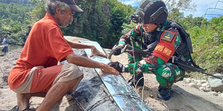 Sampan Warga Rusak, Satgas Yonif 310/KK Bantu Perbaiki